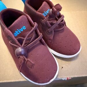 Native Kids Sneakers in burgundy size 6